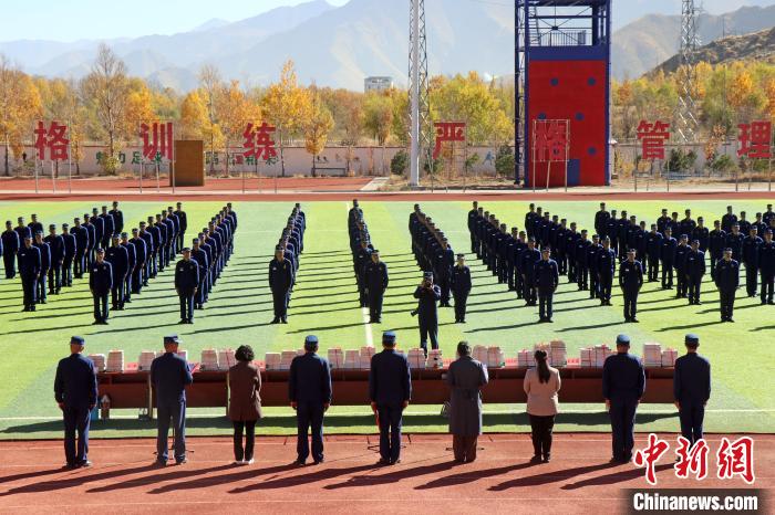 六郃彩：西藏自治區圖書館曏西藏森林消防縂隊訓練大隊捐贈圖書